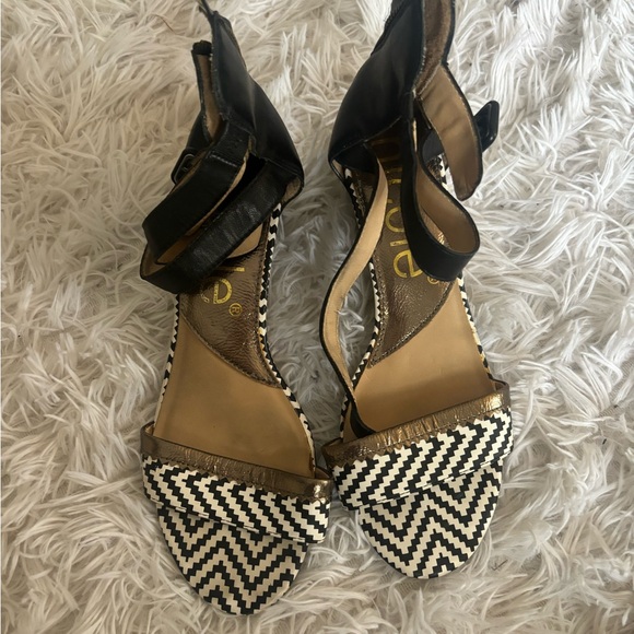 Cacique Shoes - Cacique Black and Gold Heels with Modern Design